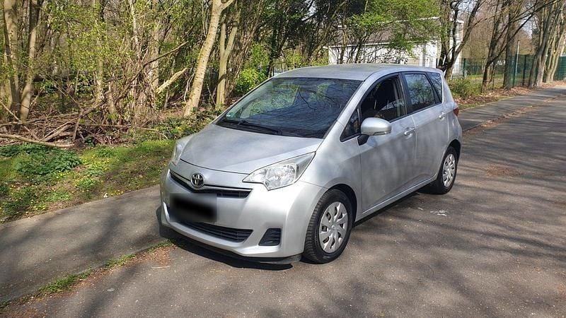 Gebraucht Toyota Verso-S 90 PS (66 kW) 2012 Silber Van / Kleinbus