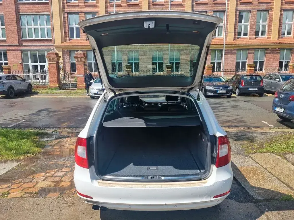 Używany Skoda Superb Elegance 170 KM (125 kW) 2012 Biały Kombi