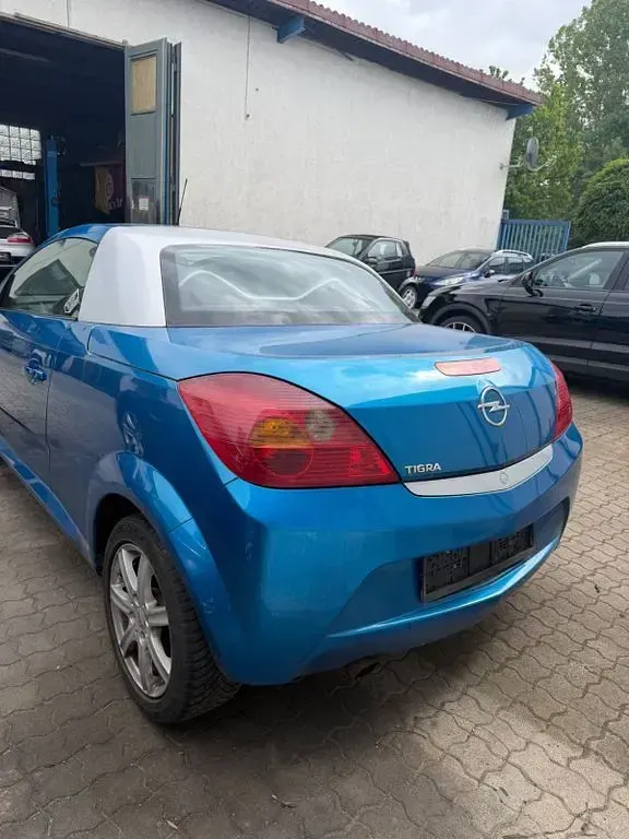Używany Opel Tigra Cosmo 90 KM (66 kW) 2004 Niebieski Kabriolet