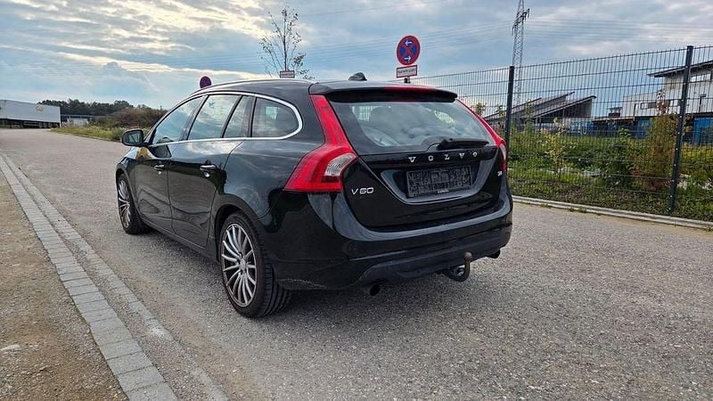 Gebraucht Volvo V60 Summum 179 PS (131 kW) 2011 Schwarz Kombi