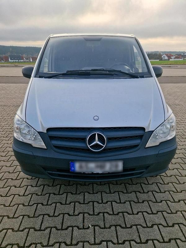 Silber Gebraucht 2012 Mercedes Vito Van / Kleinbus | 7.500 € - Bild 1/4