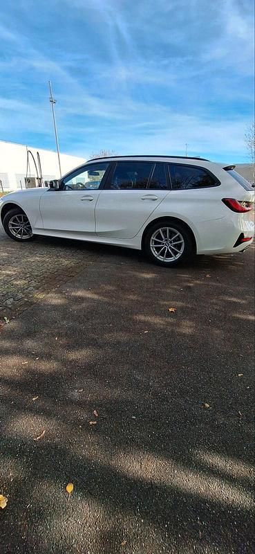 Weiß Gebraucht 2020 BMW 320 Kombi | 17.100 € (Fairer Preis) - Bild 1/4