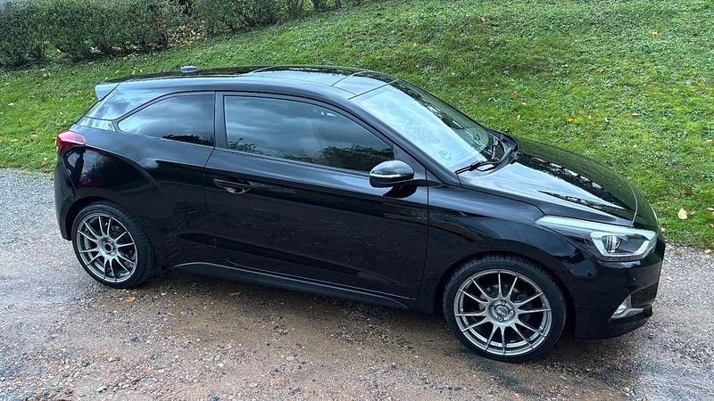 Schwarz Gebraucht 2015 Hyundai i20 Style Coupé | 8.100 € (Fairer Preis) - Bild 1/4