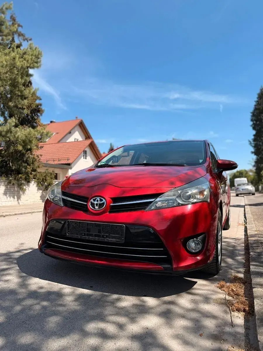 Gebraucht Toyota Verso Executive 177 PS (130 kW) 2014 Rot Van / Kleinbus