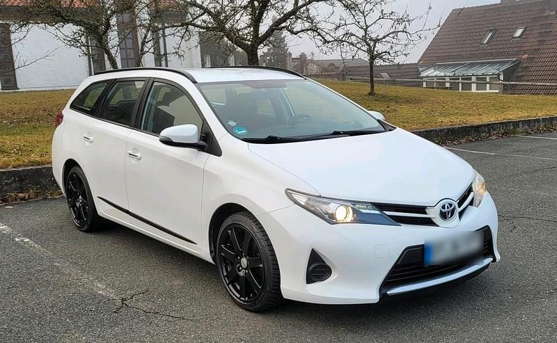 Gebraucht Toyota Auris 99 PS (72 kW) 2015 Weiß Limousine
