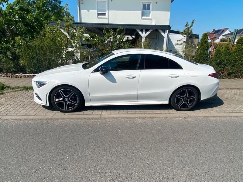 Weiß Gebraucht 2020 Mercedes CLA180 AMG line Limousine | 25.500 € (Superpreis) - Bild 1/4