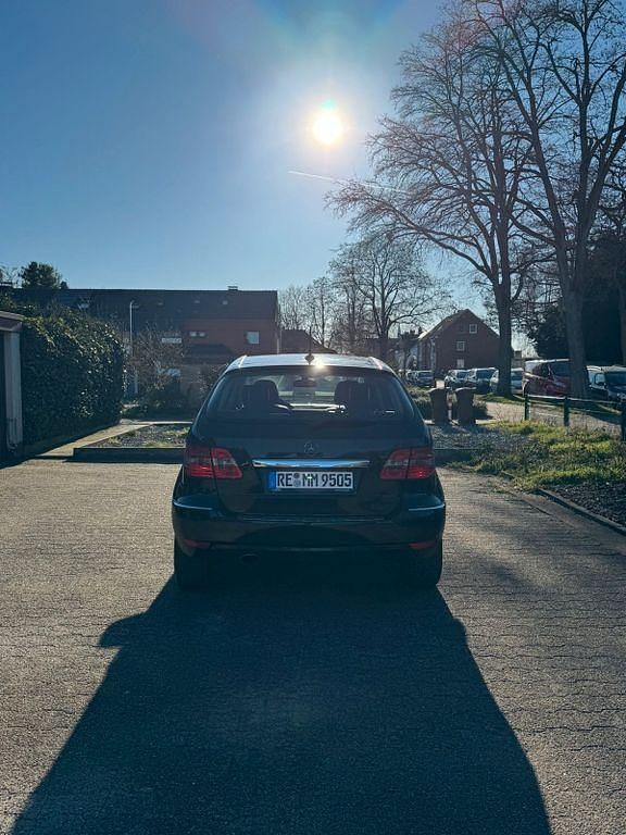 Gebraucht Mercedes B180 116 PS (85 kW) 2011 Schwarz Van / Kleinbus