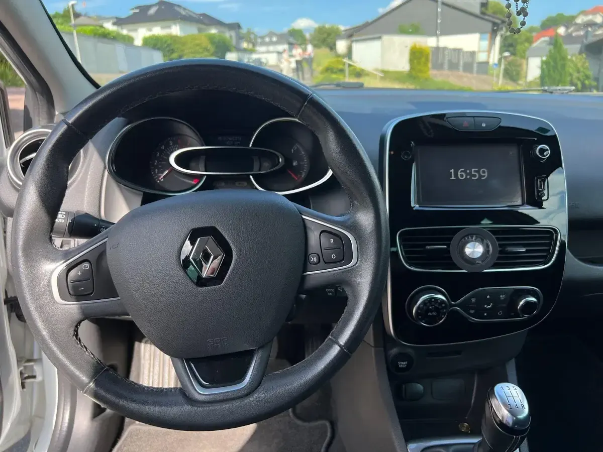 Gebraucht Renault Clio LIMITED 90 PS (66 kW) 2017 Weiß Kleinwagen