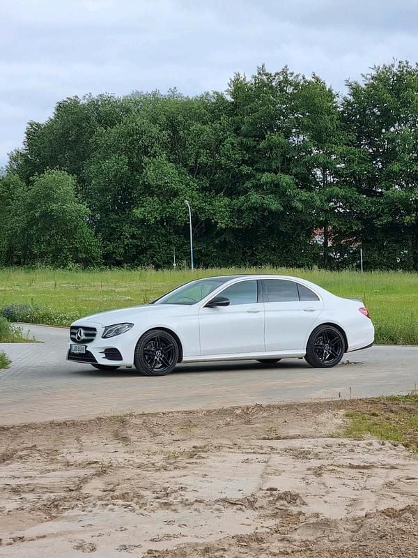 Weiß Gebraucht 2016 Mercedes E200 Limousine | 20.000 € (Guter Preis) - Bild 1/4
