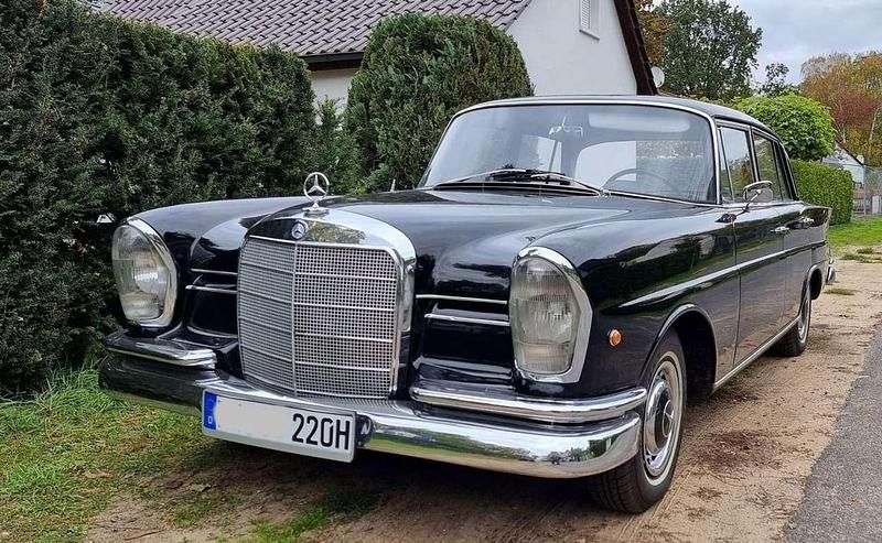 Schwarz Gebraucht 1961 Mercedes 220 SE Limousine | 23.900 € - Bild 1/4