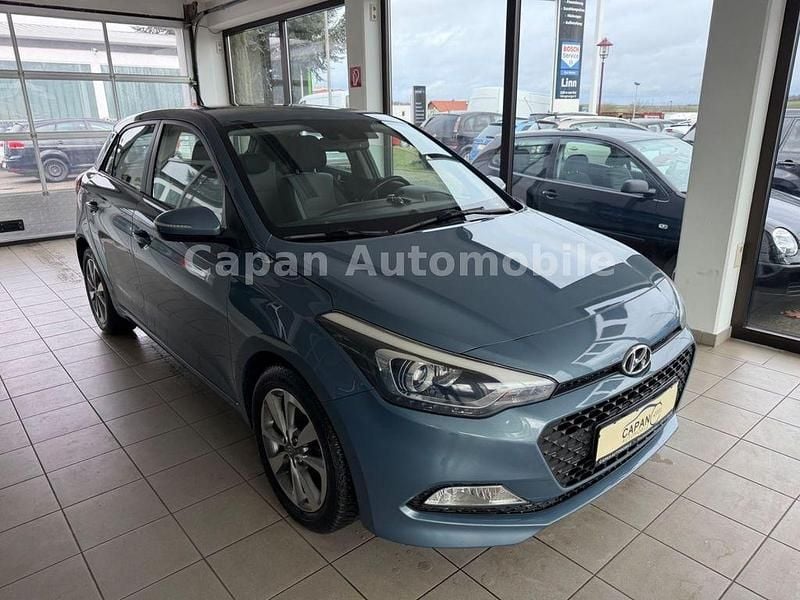 Gebraucht Hyundai i20 Intro Edition 101 PS (74 kW) 2015 Blau Limousine