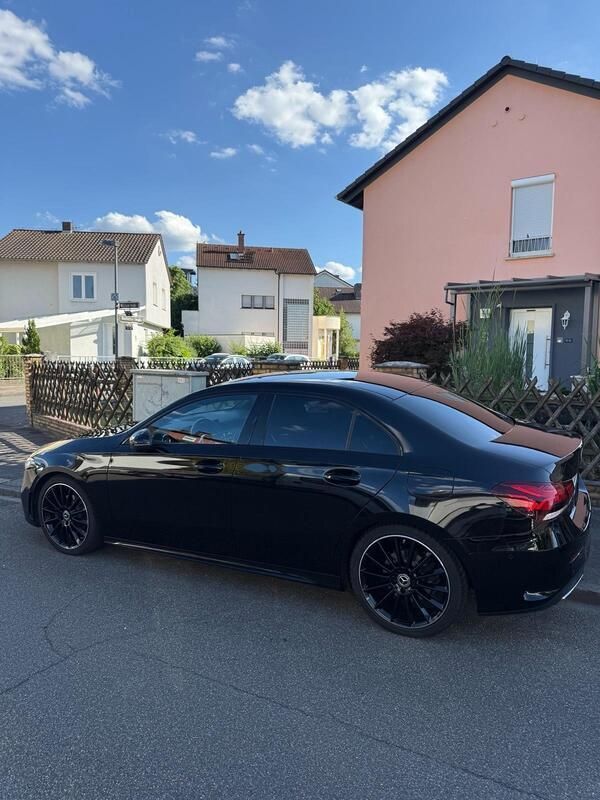 Schwarz Gebraucht 2020 Mercedes A200 AMG line Limousine | 31.940 € - Bild 1/4