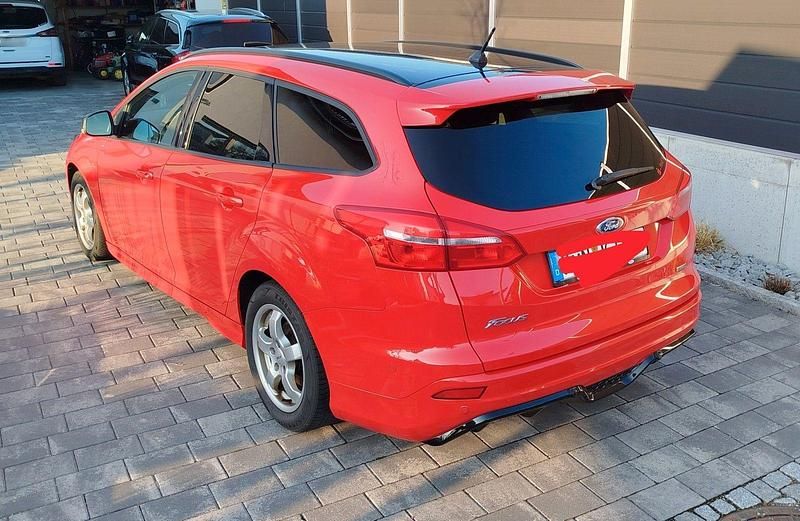 Gebraucht Ford Focus ST-Line 140 PS (102 kW) 2018 Rot Kombi