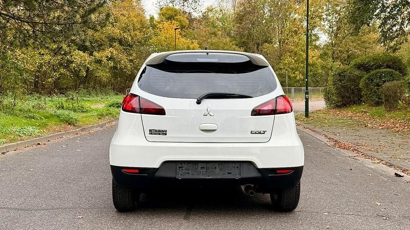 Gebraucht Mitsubishi Colt 75 PS (55 kW) 2010 Weiß Kleinwagen