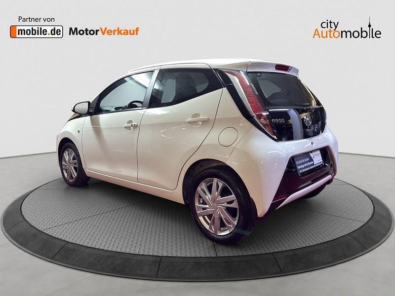 Gebraucht Toyota Aygo X-play 69 PS (50 kW) 2017 Weiß Kleinwagen