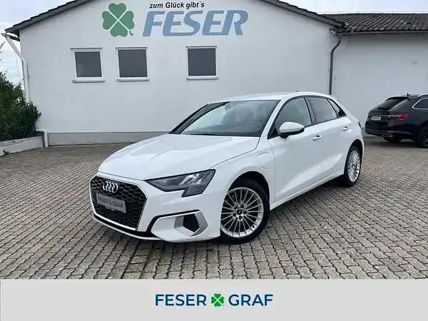 Ibisweiß Gebraucht 2022 Audi A3 Sportback e-tron Advanced Limousine | 25.480 € (Fairer Preis) - Bild 1/4