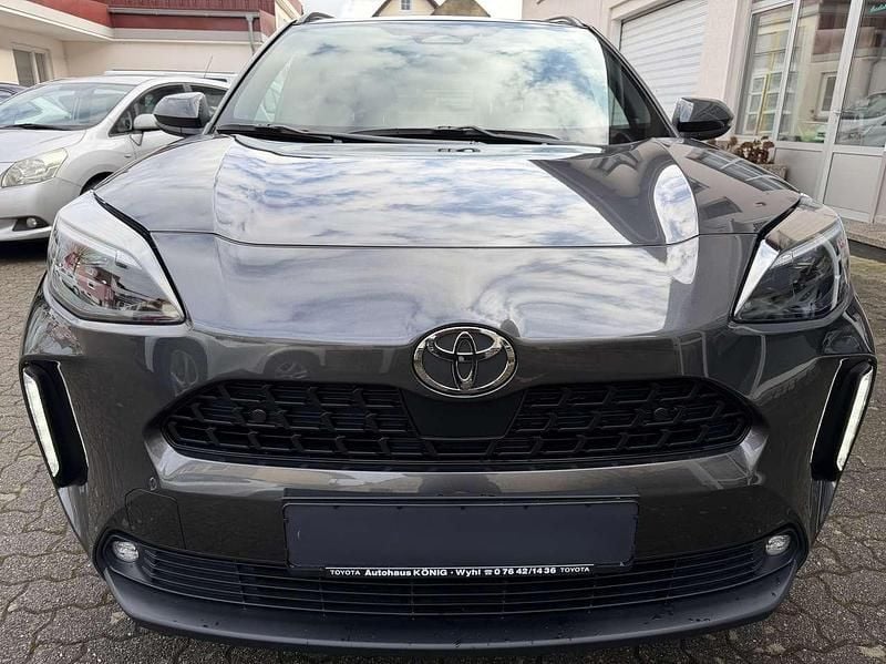Neu Toyota Yaris Cross Style 131 PS (96 kW) 2025 Grau SUV