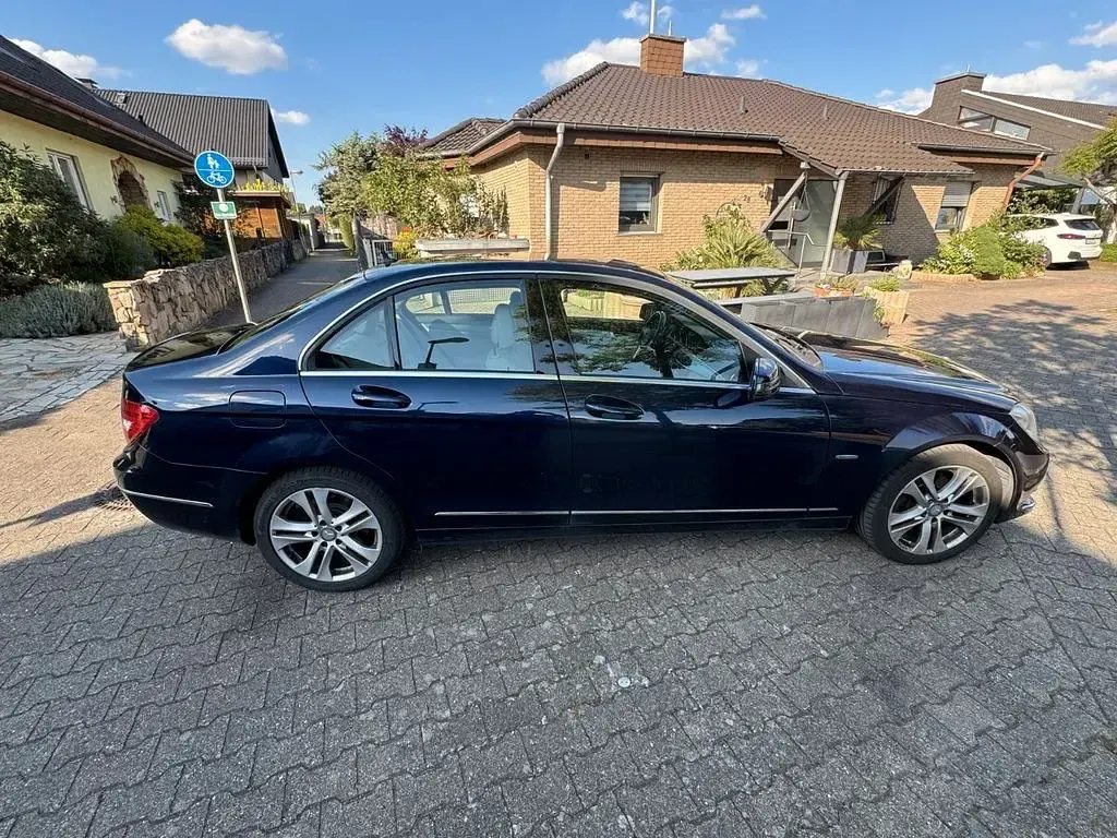 Gebraucht Mercedes 220 170 PS (125 kW) 2011 Blau Limousine