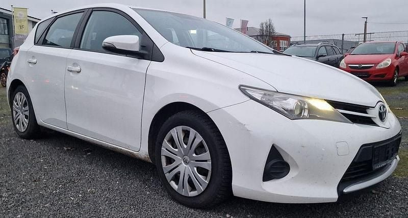 Gebraucht Toyota Auris Cool 90 PS (66 kW) 2013 Weiß Limousine