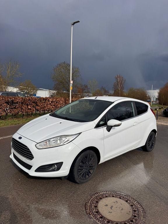 Gebraucht Ford Fiesta 101 PS (74 kW) 2013 Weiß Kleinwagen