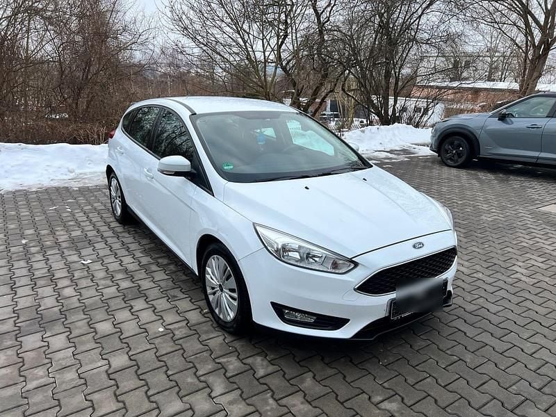Weiß Gebraucht 2018 Ford Focus Limousine | 7.800 € (Fairer Preis) - Bild 1/4