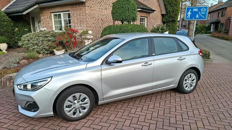 Grau Gebraucht 2020 Hyundai i30 Limousine | 13.900 € (Guter Preis) - Bild 1/4