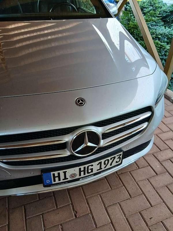 Silber Gebraucht 2019 Mercedes 180 Progressive Limousine | 23.500 € (Etwas zu teuer) - Bild 1/4