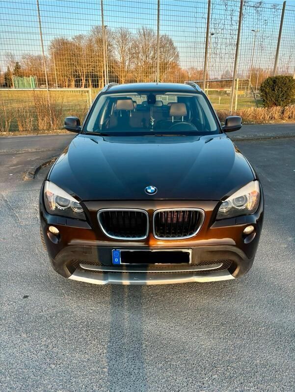 Braun Gebraucht 2010 BMW X1 Sport Line SUV | 4.950 € - Bild 1/4