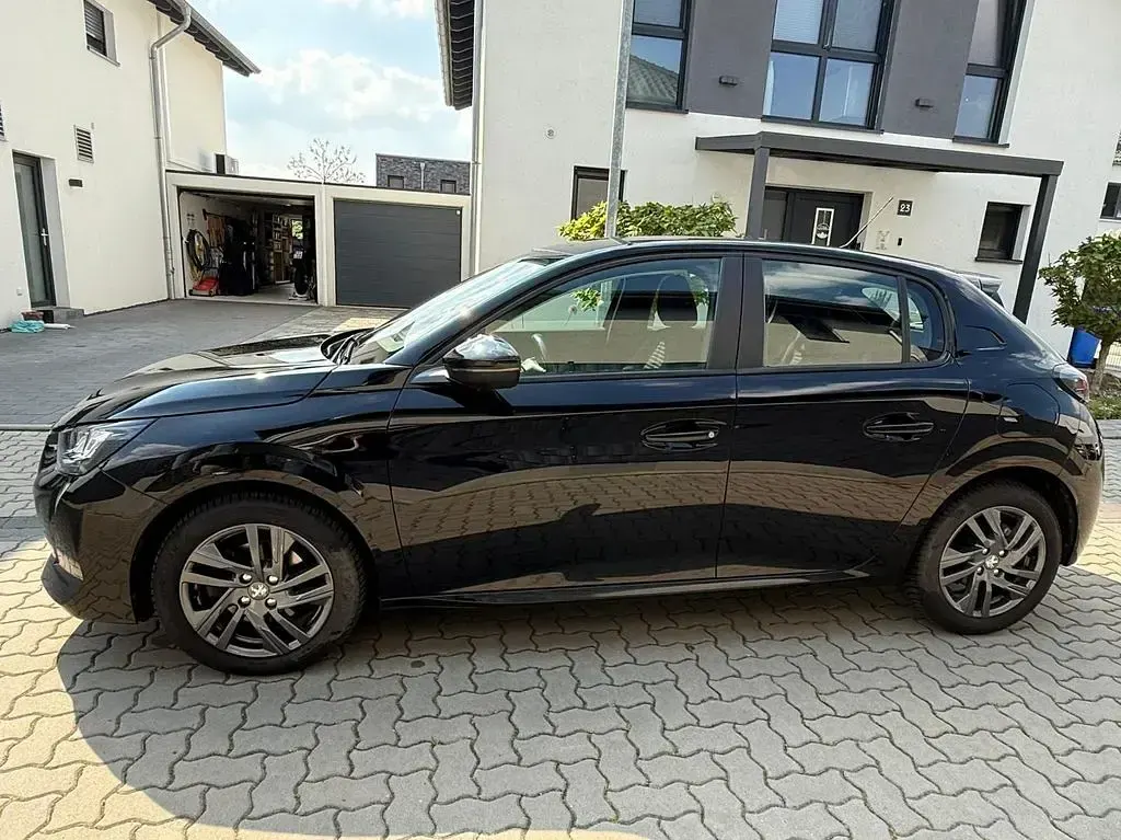 Gebraucht Peugeot 208 Active 101 PS (74 kW) 2021 Schwarz Kleinwagen