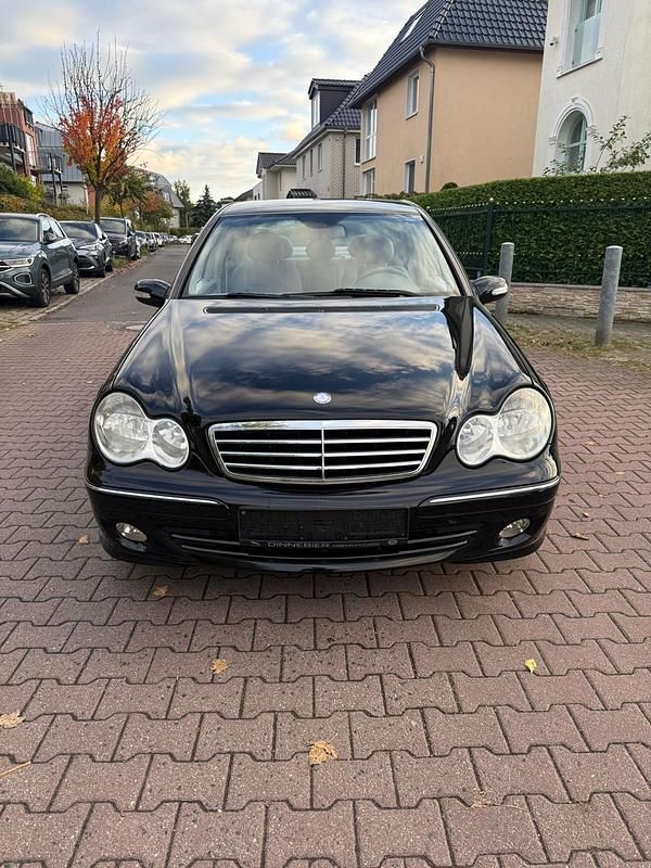Schwarz Gebraucht 2004 Mercedes C180 Avantgarde Limousine | 4.000 € (Fairer Preis) - Bild 1/4