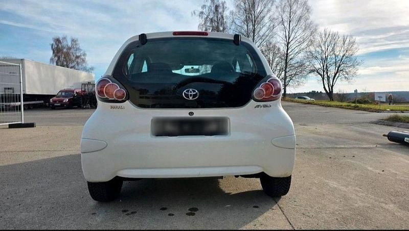 Gebraucht Toyota Aygo 68 PS (50 kW) 2009 Weiß Kleinwagen