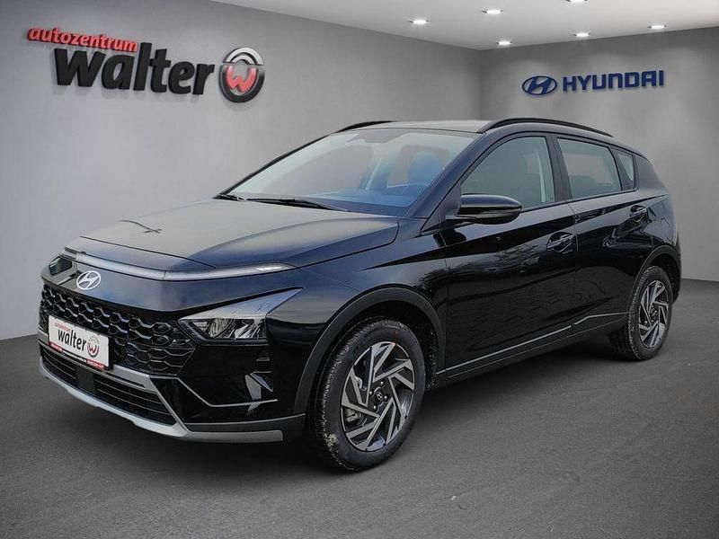 Phantom black / met Gebraucht 2024 Hyundai Bayon Trend SUV | 22.590 € (Fairer Preis) - Bild 1/4