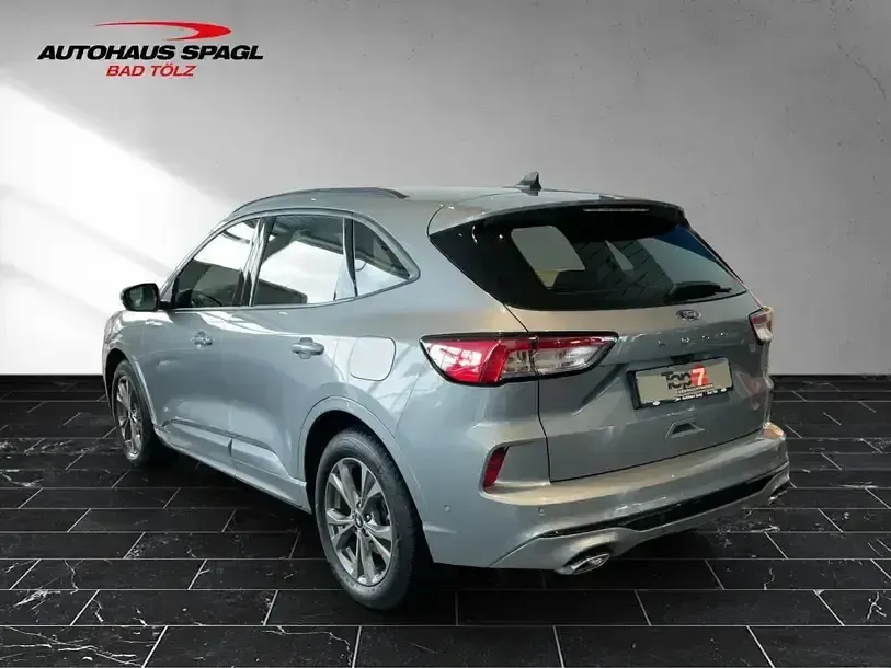Usado Ford Kuga ST-Line 150 HP (110 kW) 2023 Prateado SUV