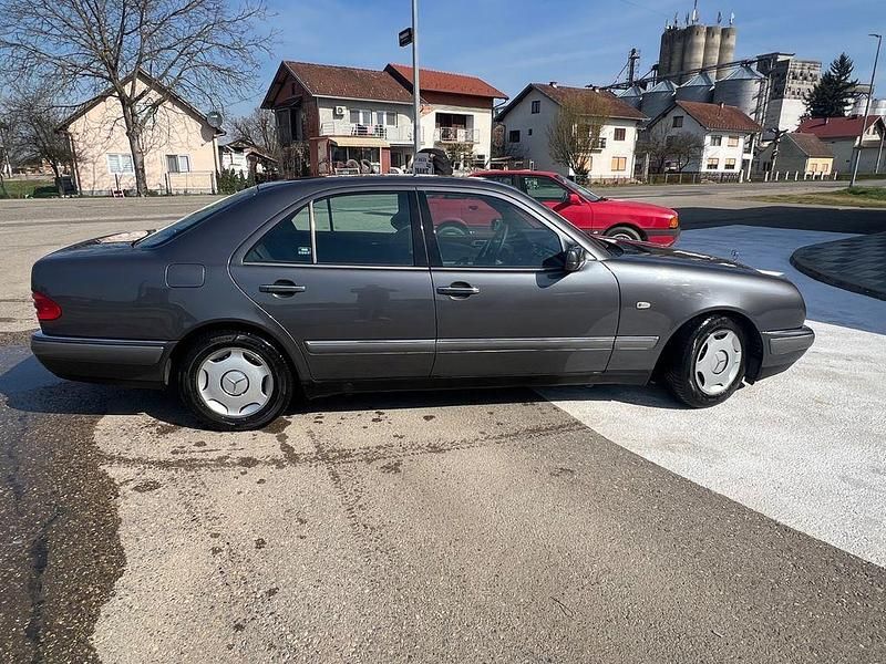 Gebraucht Mercedes E290 Elegance 129 PS (94 kW) 1997 Grau Limousine