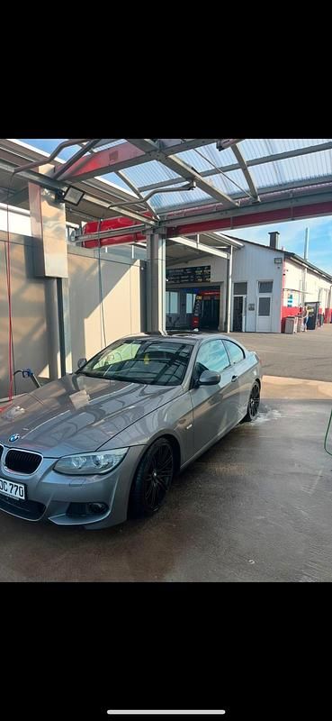 Grau Gebraucht 2012 BMW 320 Coupé | 8.990 € (Fairer Preis) - Bild 1/4