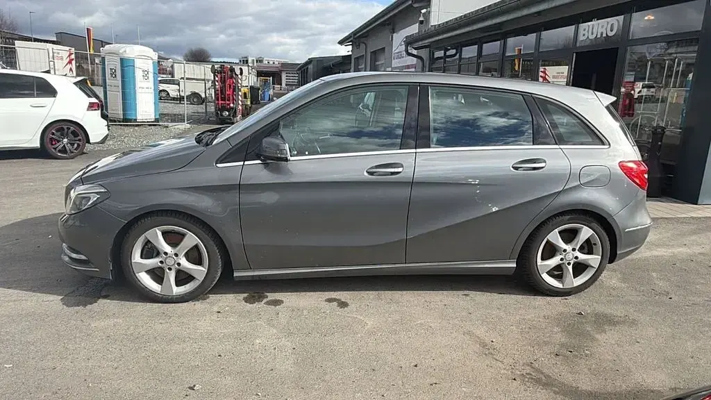 Gebraucht Mercedes B250 211 PS (155 kW) 2013 Grau Kleinwagen