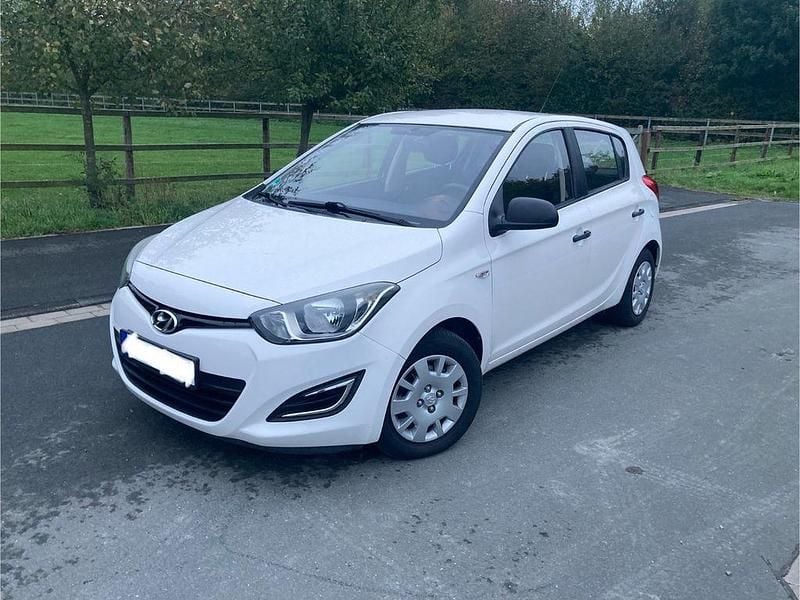 Weiß Gebraucht 2013 Hyundai i20 Limousine | 6.150 € (Fairer Preis) - Bild 1/4