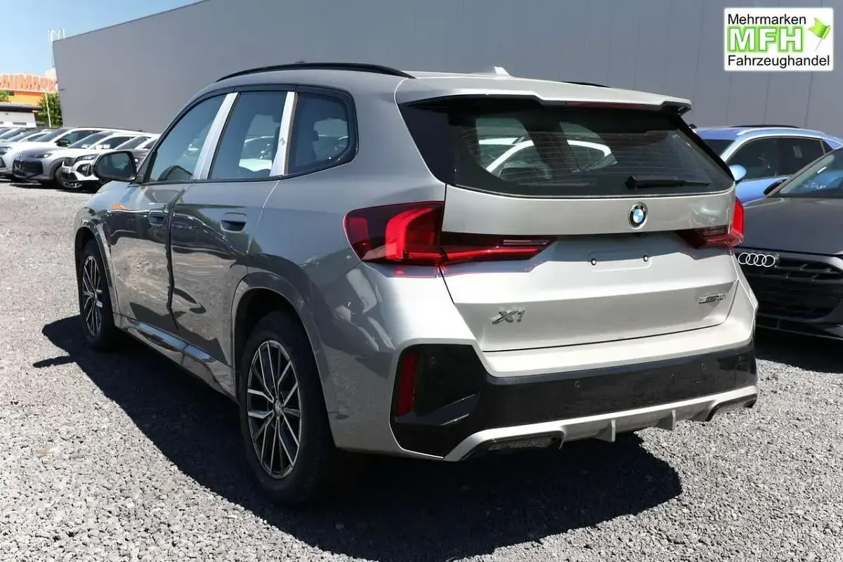 Neu BMW X1 M Sport 136 PS (100 kW) 2025 Spacesilber metallic SUV