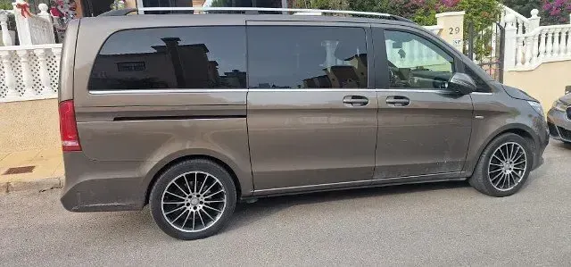 Gebraucht Mercedes V250 Exclusive 190 PS (139 kW) 2017 Grau metallic Van / Kleinbus