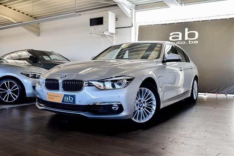 Silber Gebraucht 2017 BMW 330e Luxury Line Limousine | 19.490 € (Superpreis) - Bild 1/4