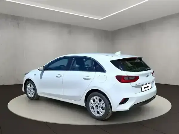 Gebraucht Kia Ceed 140 PS (102 kW) 2025 Deluxe white Kleinwagen