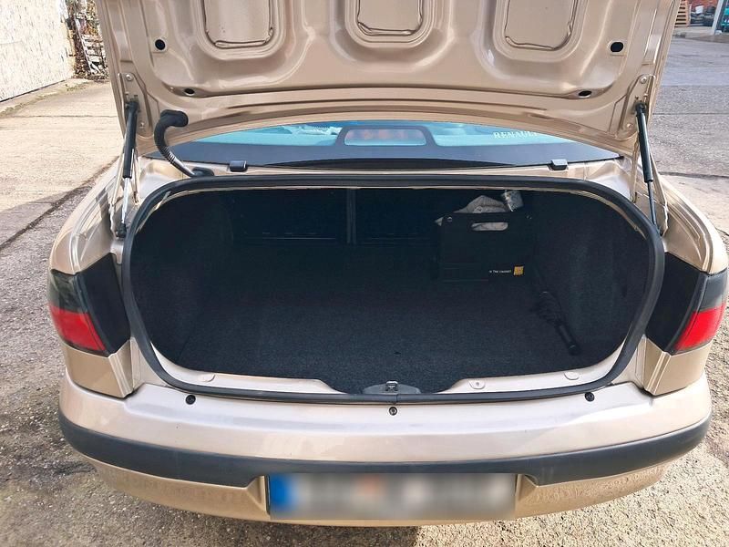Gebraucht Renault Mégane 90 PS (66 kW) 1998 Gold Limousine