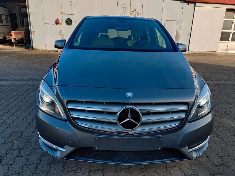 Gebraucht Mercedes B250 210 PS (154 kW) 2014 Grau Van / Kleinbus