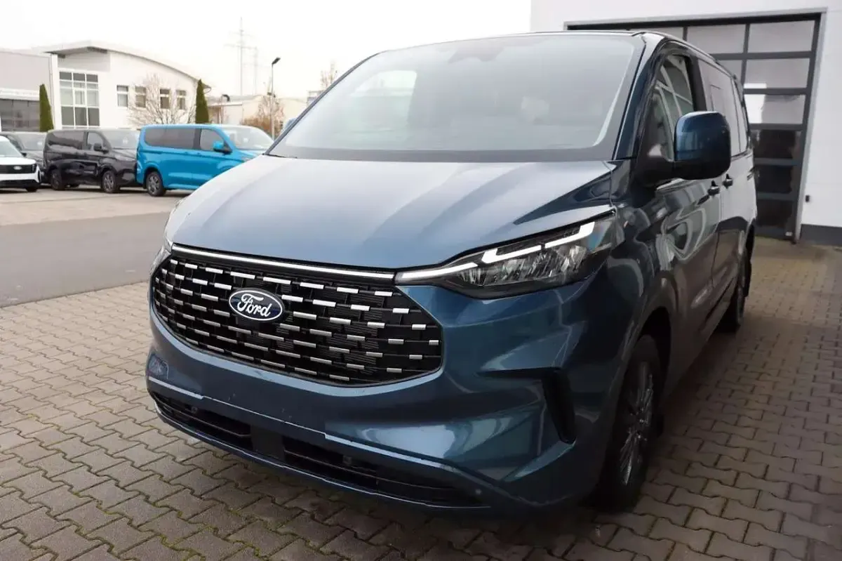 Ny Ford Tourneo Titanium 170 HK (125 kW) 2026 Blå MPV