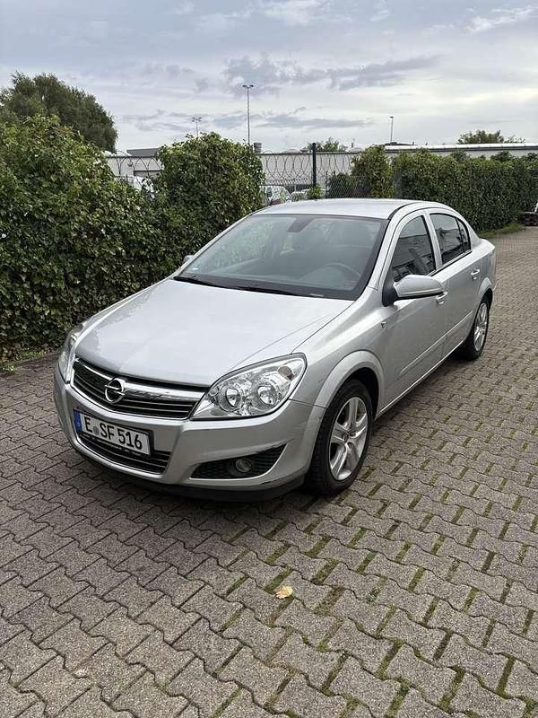 Gebraucht 2009 Opel Astra Selection Limousine | 4.600 € (Etwas zu teuer) - Bild 1/4