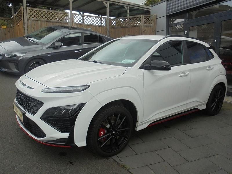 Atlas white Gebraucht 2022 Hyundai Kona N Performance SUV | 25.990 € (Fairer Preis) - Bild 1/4