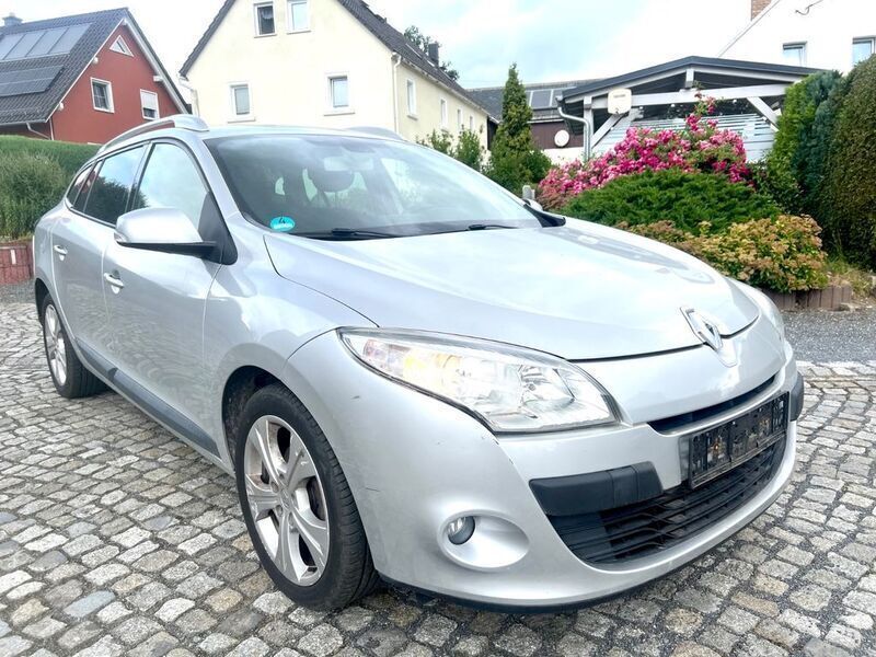 Silber Gebraucht 2011 Renault Mégane III Kombi | 5.940 € (Fairer Preis) - Bild 1/4