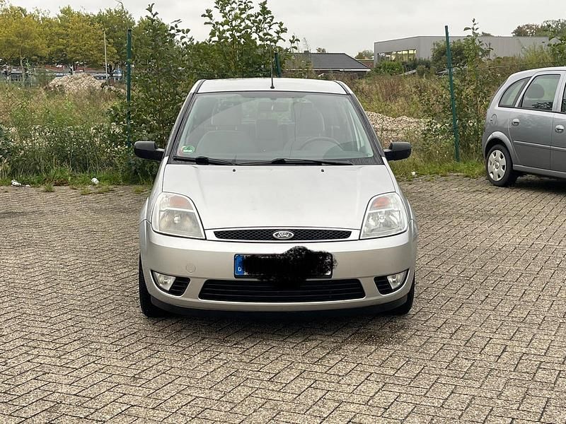 Silber Gebraucht 2002 Ford Fiesta Kleinwagen | 2.650 € - Bild 1/4