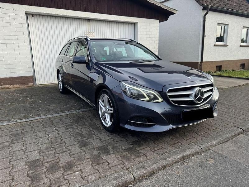Grau Gebraucht 2014 Mercedes E350 Avantgarde Limousine | 11.900 € (Superpreis) - Bild 1/4