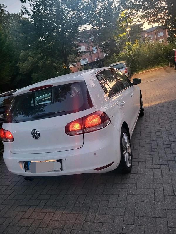 Weiß Gebraucht 2012 VW Golf VI Kleinwagen | 4.500 € (Fairer Preis) - Bild 1/4